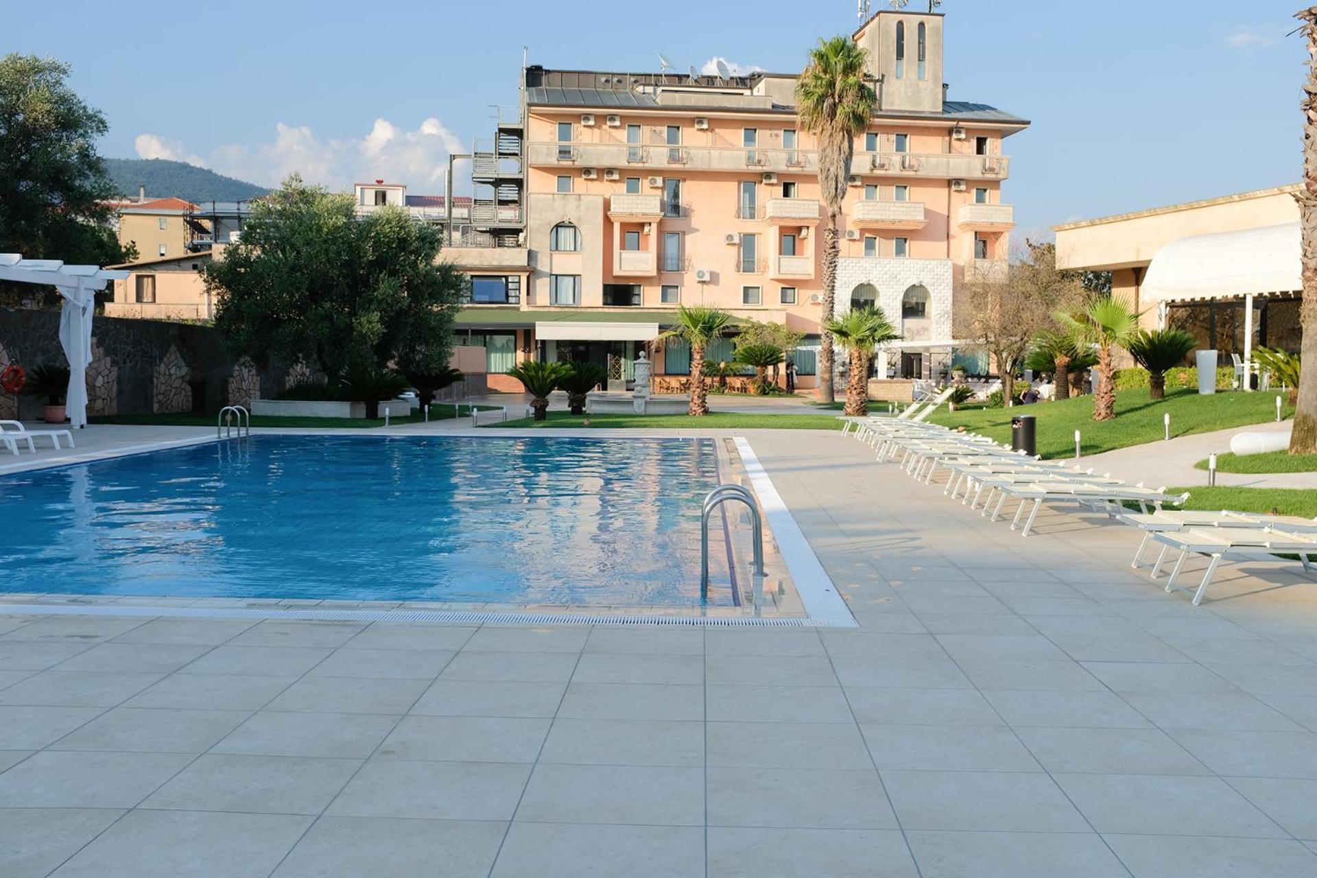 Hotel Capital Campagna Bagian luar foto