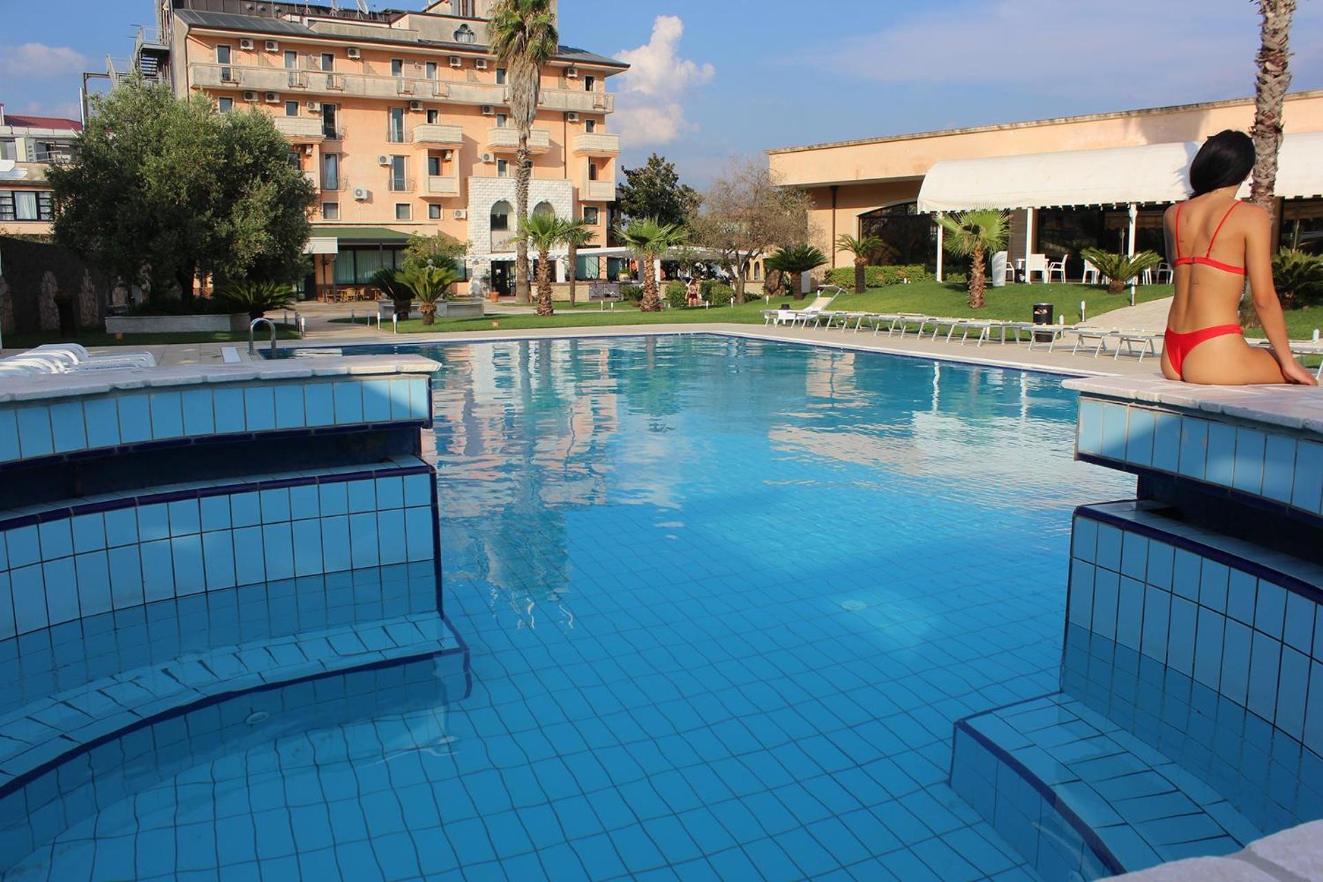 Hotel Capital Campagna Bagian luar foto